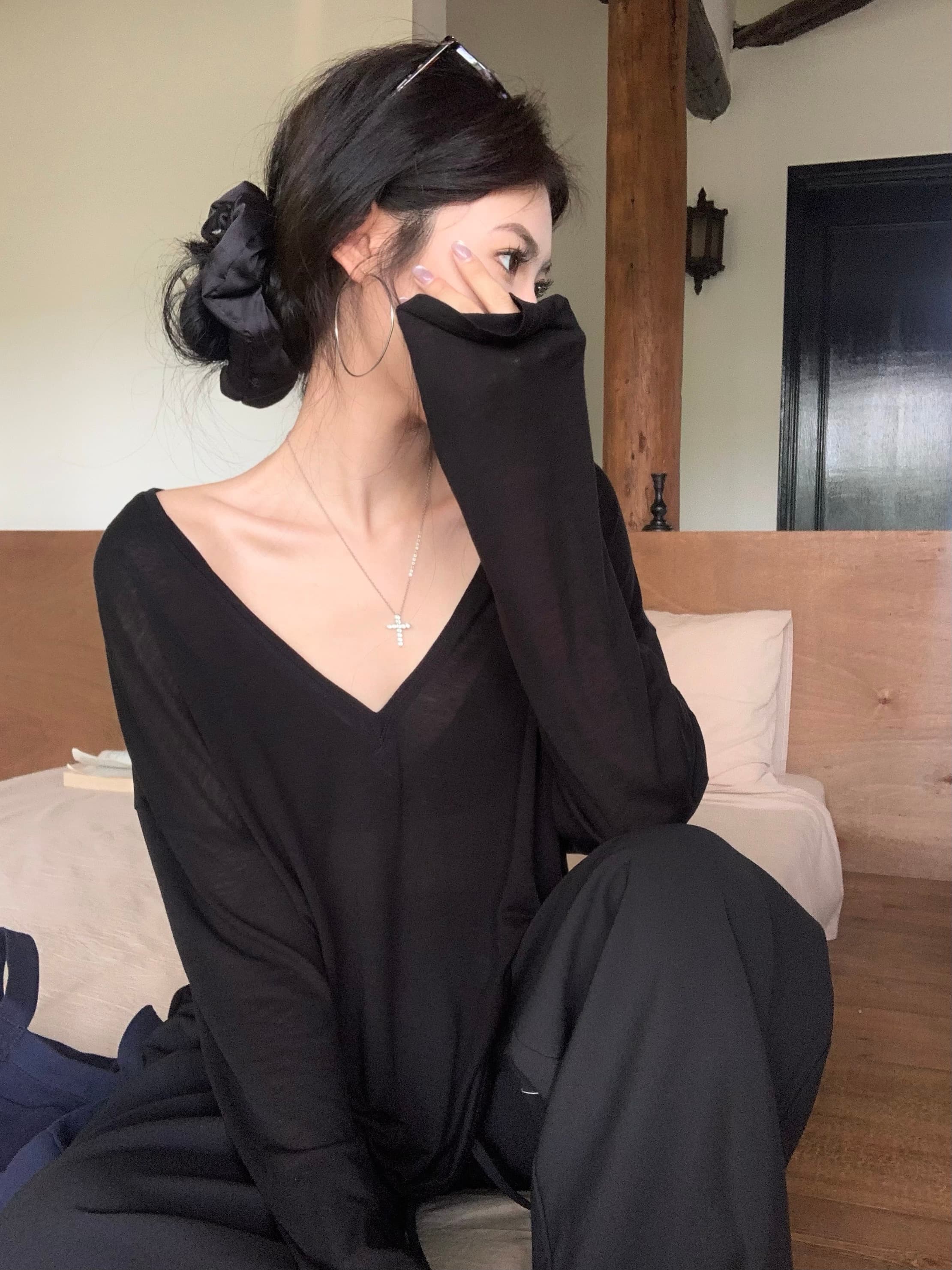 ロンT 深めネックの優美シルエットロンT