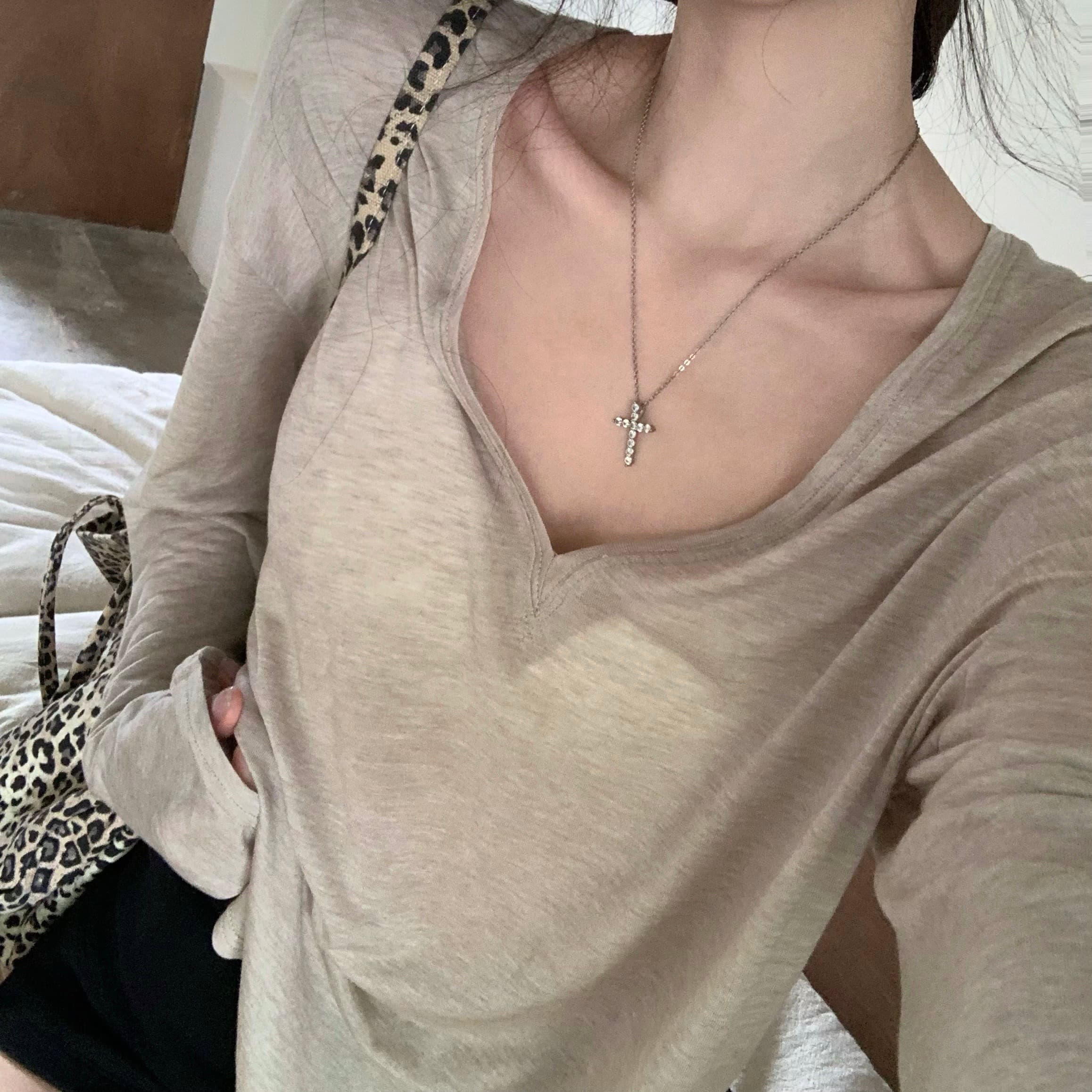 ロンT 深めネックの優美シルエットロンT